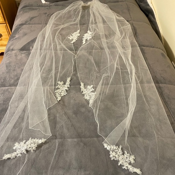 BelAire Bridal 1 Tier Waltz Length  Ivory Lace Edge Veil